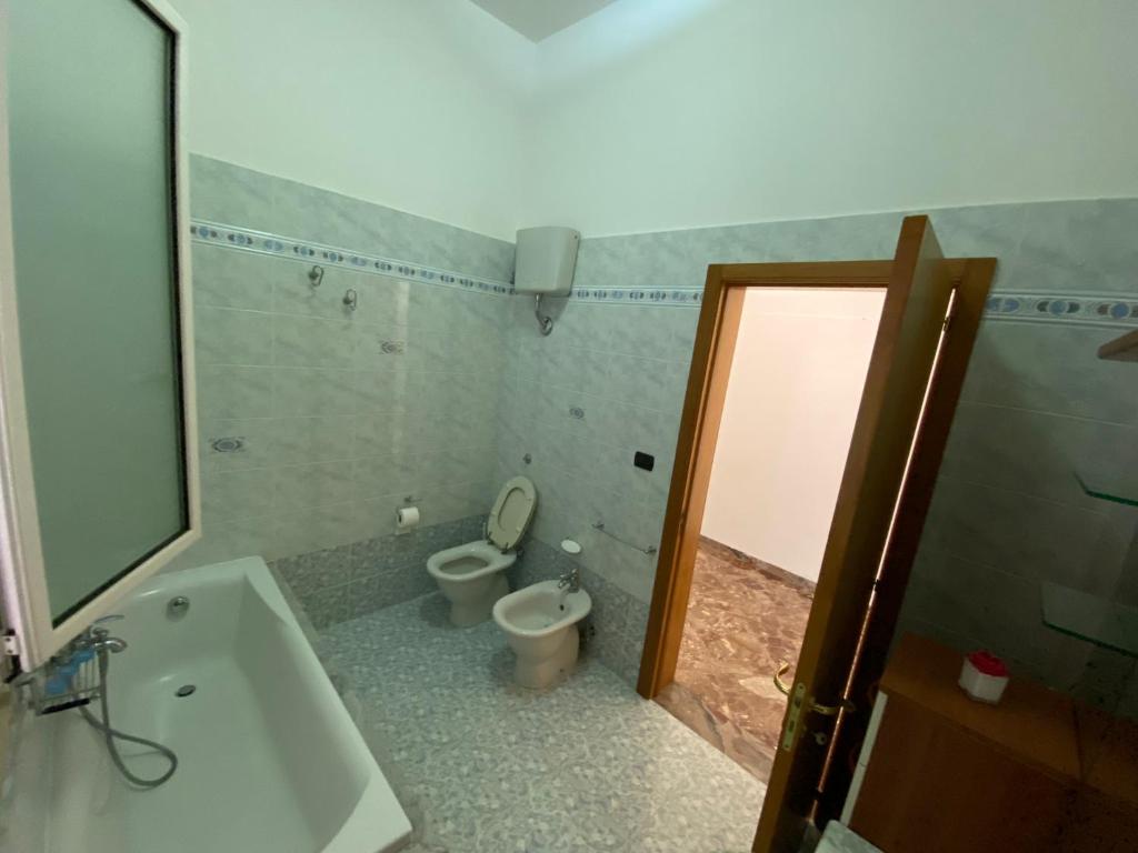 ein Badezimmer mit einer Badewanne, einem WC und einem Waschbecken in der Unterkunft Casa Da Simone in Melissano
