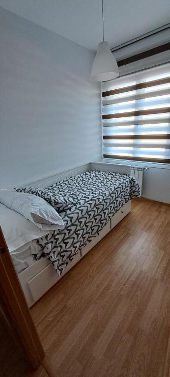 uma cama num quarto com uma janela em cuestas del arevalillo em Arévalo