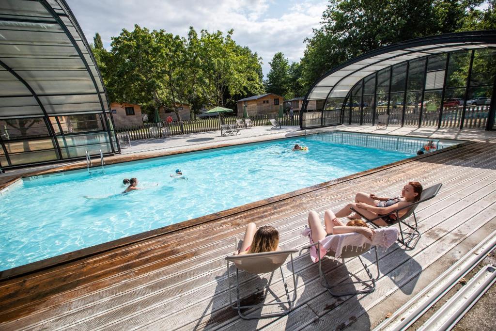 Bazén v ubytování Huttopia Les Châteaux nebo v jeho okolí