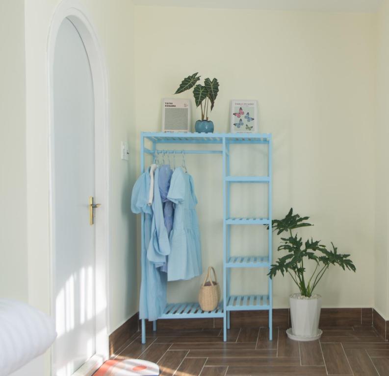 Postel nebo postele na pokoji v ubytování Blue House Nguyên Căn Ngay Trung Tâm Có Máy Lạnh