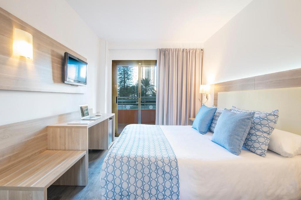 A bed or beds in a room at Hotel Benidorm East by Pierre & Vacances