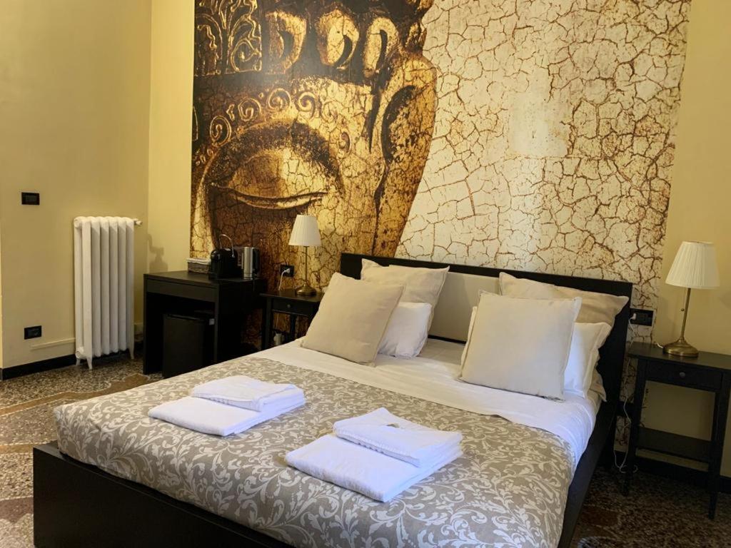 Postel nebo postele na pokoji v ubytování Domus La Foce Hotel