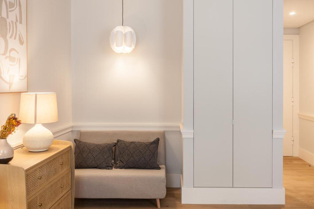 una sala de estar con un sofá y una mesa en FLH Praça Rossio Contemporary Flat, en Lisboa