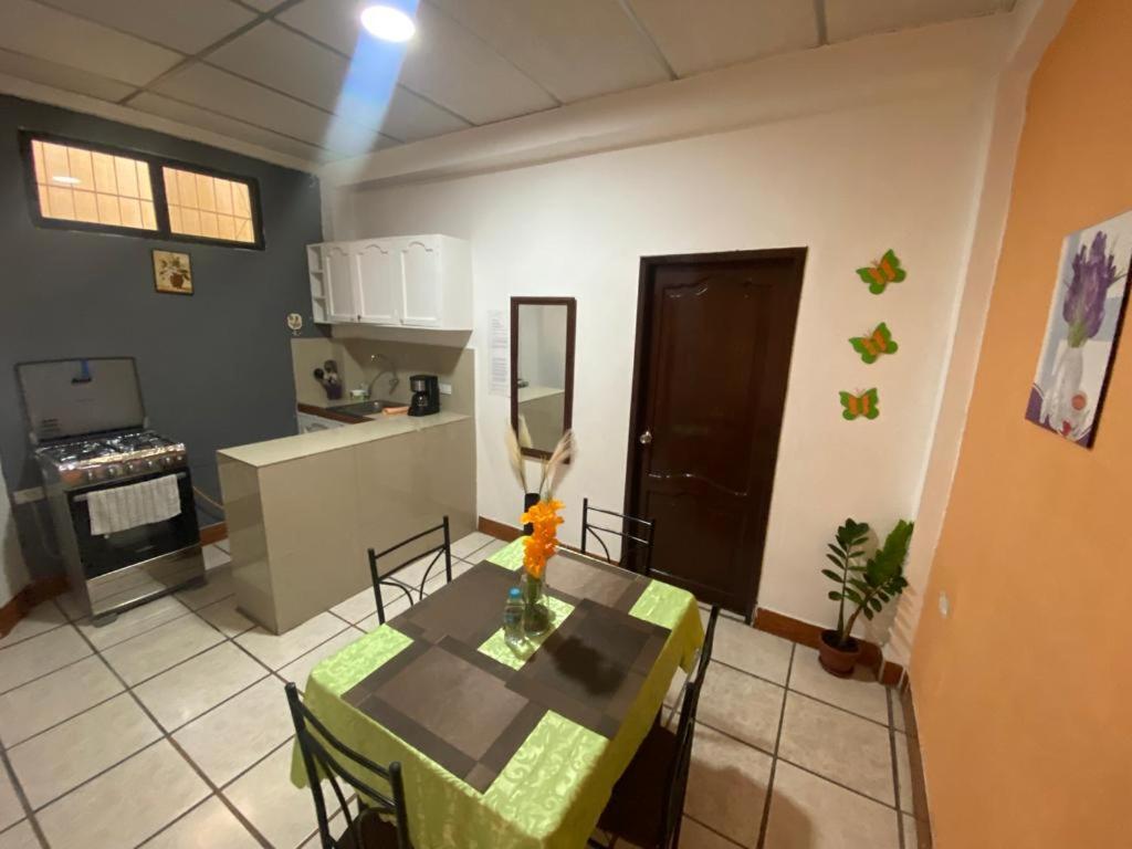 sala de estar con mesa y cocina en Dpto en Garzota Norte de Guayaquil 5 mnts aeropuerto, en Guayaquil