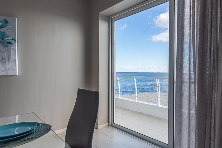 Vista generica sul mare o vista sul mare dall'interno dell'appartamento
