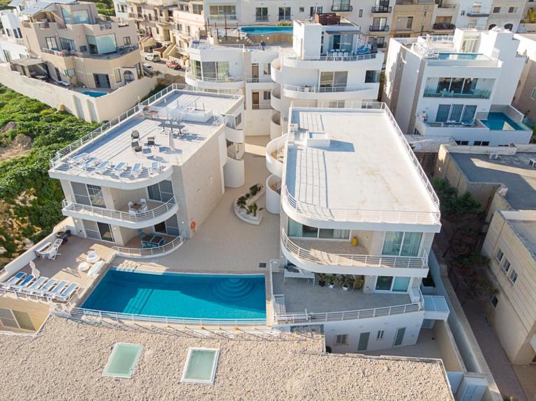 una vista aerea di un edificio con piscina di Waters-Edge Complex a Marsaskala