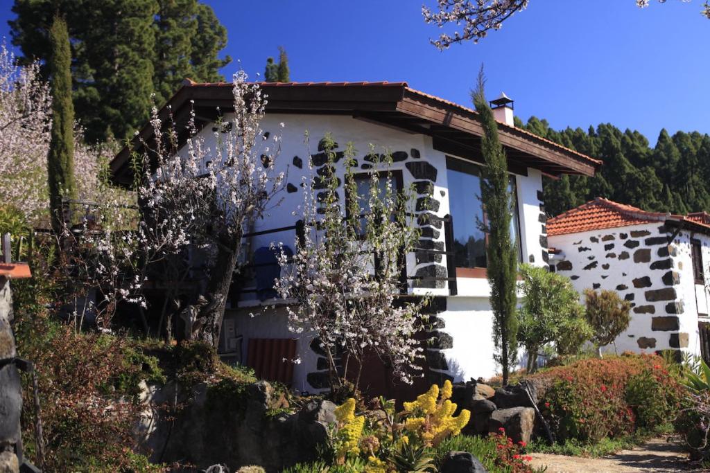 een huis met een tuin ervoor bij Panorama Suite El Mirador in Puntagorda