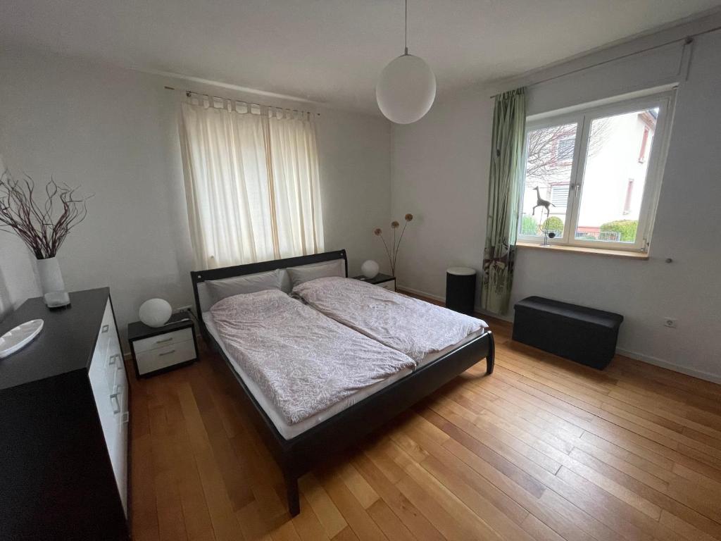 1 dormitorio con cama y ventana grande en Ferienwohnung Bett & Burg en Wertheim