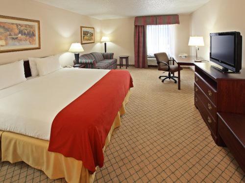 a hotel room with a bed and a flat screen tv at Holiday Inn Express - Hope by IHG in Hope