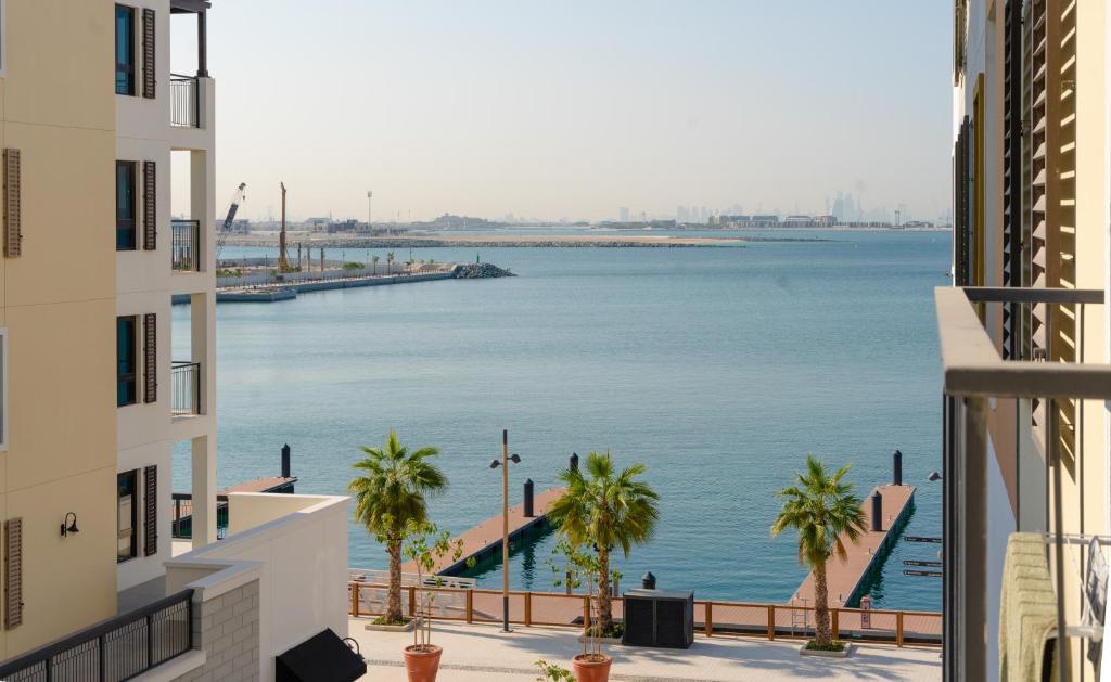 vue d'une nappe d'eau entre deux bâtiments dans l'établissement Holiday Home La Mer, à Dubaï