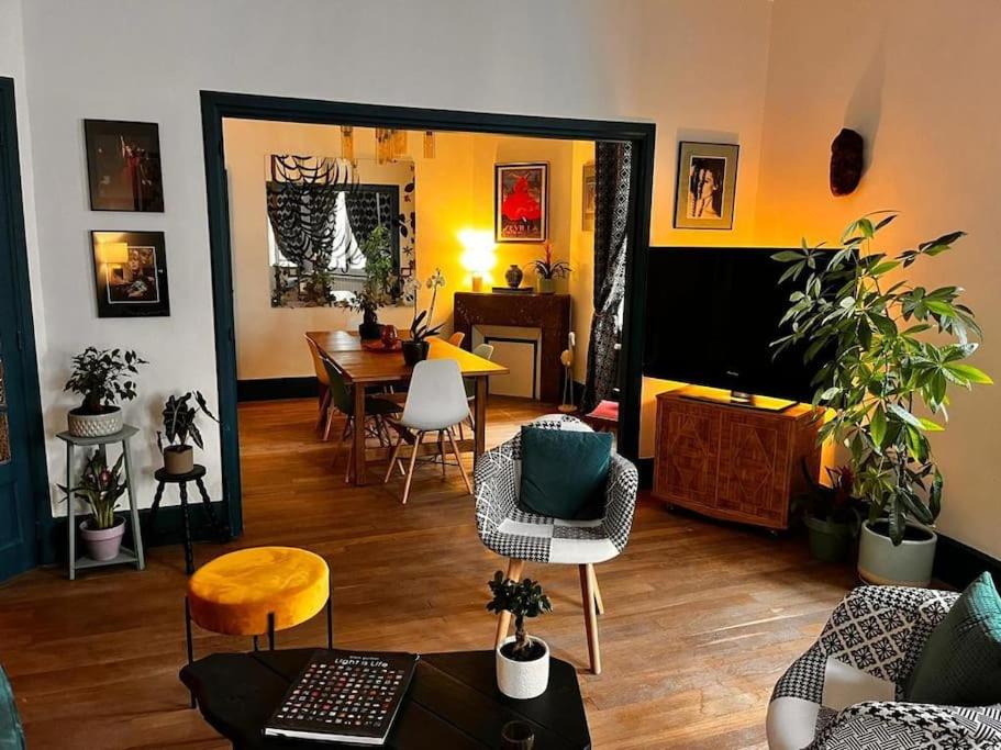 un salon meublé et une salle à manger dans l'établissement Appartement Signature Art Déco, à Valence
