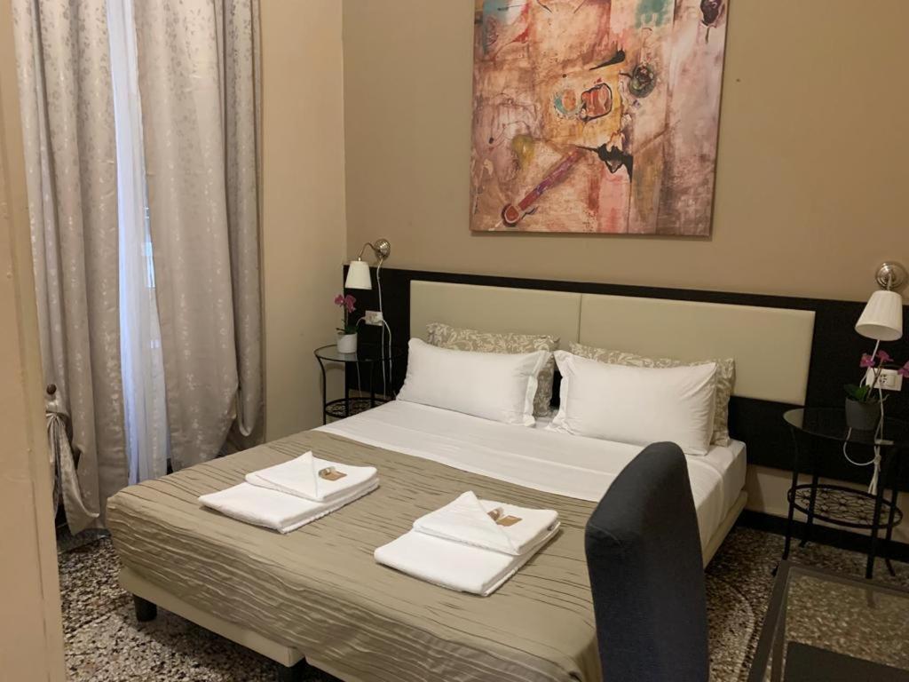Postel nebo postele na pokoji v ubytování Domus La Foce Hotel