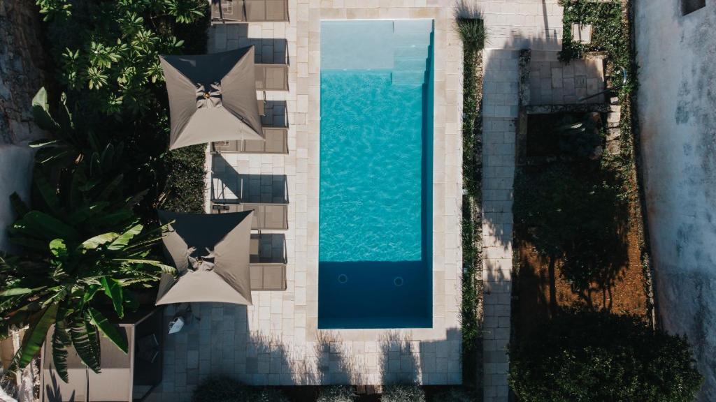 uma vista superior de uma piscina com guarda-sóis em PALAZZO FRANGIPANE em Salve