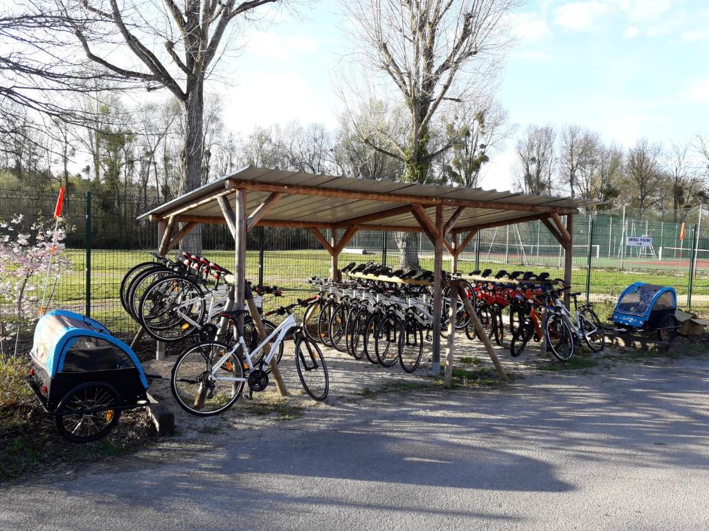 Jízda na kole v ubytování Huttopia Les Châteaux nebo okolí