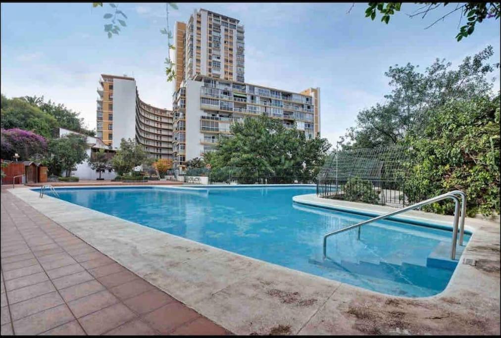 una gran piscina con edificios en el fondo en Paradise Studio Belair WiFi, piscina, parking, en Puerto de la Cruz