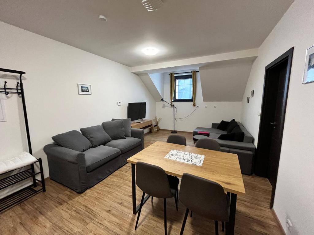 Posezení v ubytování PLESSBERG Apartments Plešivec