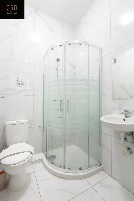 a bathroom with a shower and a toilet and a sink at Spacious NUM1 house in Swieqi - Sleeps 18 w&#47;WIFI by 360 Estates in Is-Swieqi