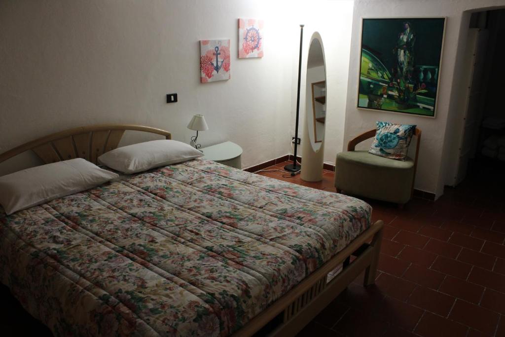 a bedroom with a bed and a chair at Mari & Monti in Montignoso