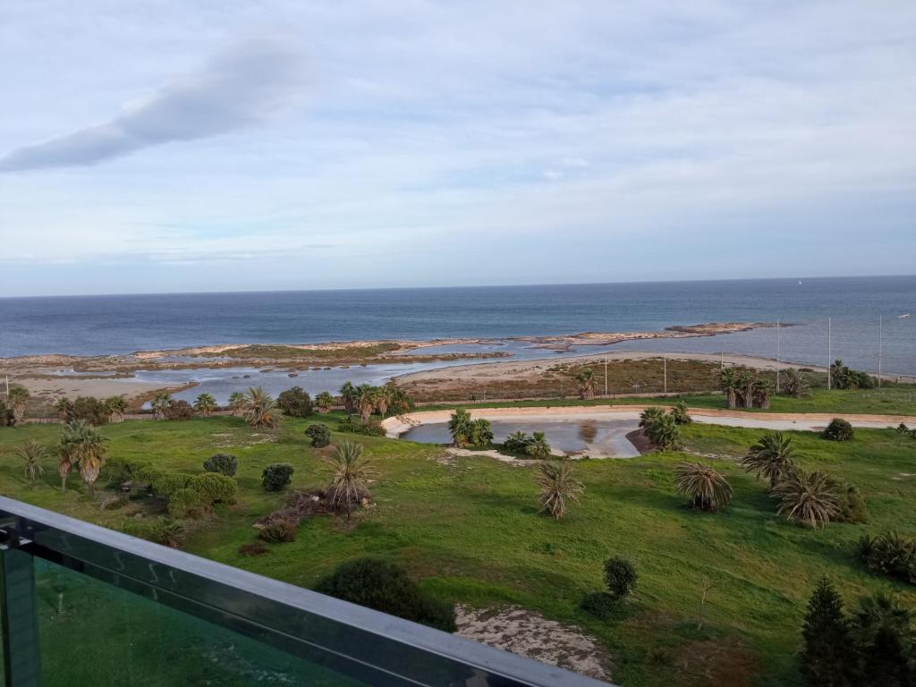 uma vista para o oceano a partir da varanda de um resort em OceanView Apartment em La Manga del Mar Menor