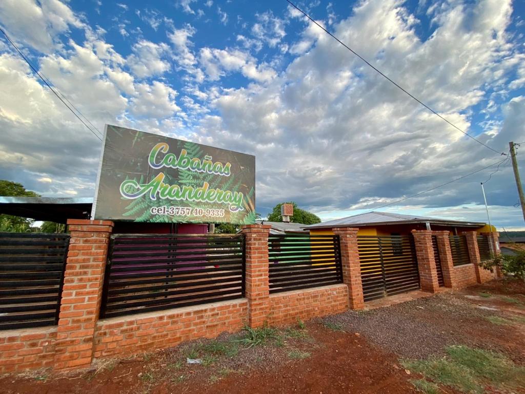 ein Schild für ein Restaurant an einer Backsteinmauer in der Unterkunft Cabañas Aranderay in Puerto Esperanza