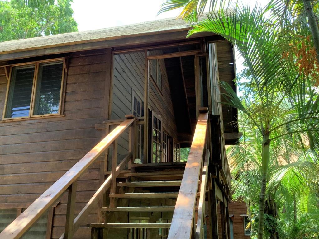 una casa con escaleras que conducen a la puerta principal en Tropical Treehouse en Sandy Bay