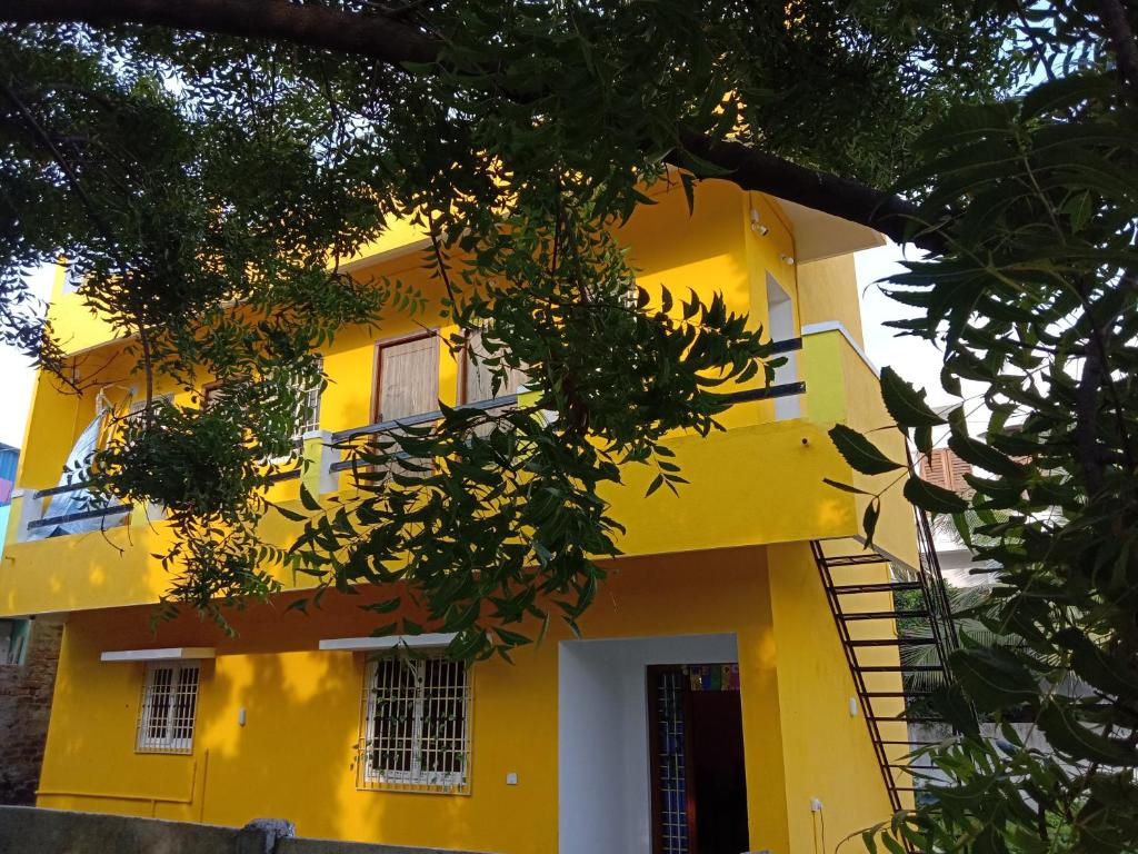 ポンディシェリにあるThendral homes 1BHKの黄色い家