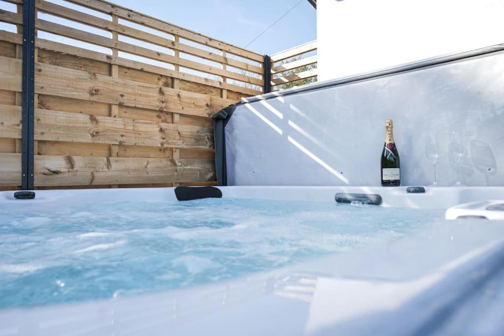 Hoxne Cottages - Daisy Cottage with private hot tub - Maison De Deux Chambres