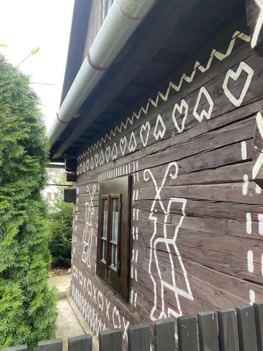 Maľovaná drevenička v Čičmanoch - Casa De Una Habitación