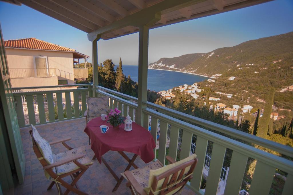 einen Tisch und Stühle auf einem Balkon mit Meerblick in der Unterkunft Deep Blue- Rosemary sea view in Agios Nikitas