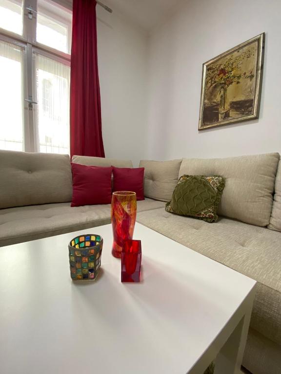 Uma área de estar em Apartman Centar