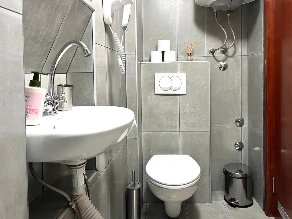 un piccolo bagno con lavandino e servizi igienici di HealthyStudio512 Apartments a Kotor (Cattaro)