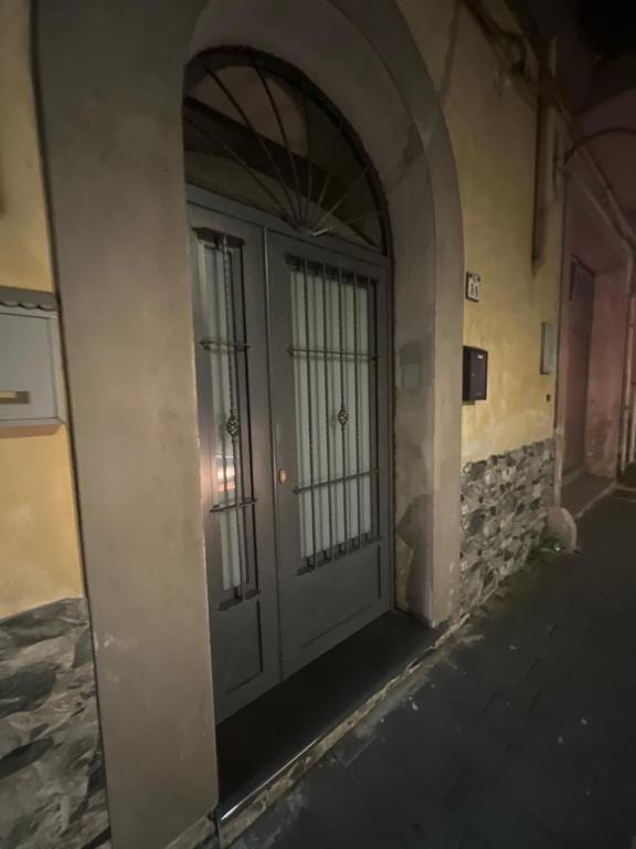 einen Eingang zu einem Gebäude mit einer Tür in der Unterkunft B&B Marilù in Mercato San Severino