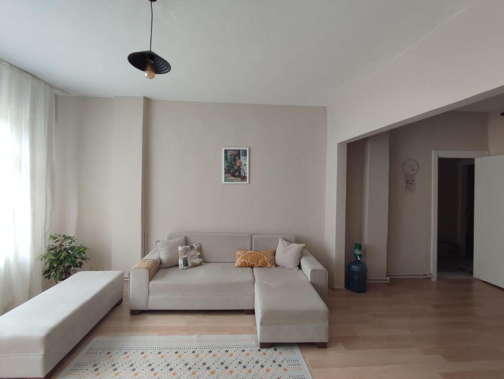 - un salon blanc avec un canapé et une table dans l'établissement Private Room in Istanbul 19, à Istanbul
