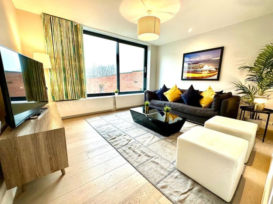 Televiisor ja/või meelelahutuskeskus majutusasutuses Stunning New 2 Bedroom Apartment - Next to the Beach - Great Location - FREE Parking - Fast WiFi - Smart TV - sleeps up to 4! Close to Purbeck, Corfe Castle, Sandbanks, Poole & Bournemouth