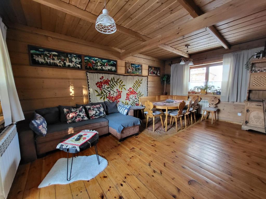 sala de estar con sofá y mesa en Willa Redykołka, en Zakopane