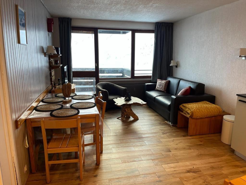 un salon avec une table et un canapé dans l'établissement Tignes - 2 pièces, balcon sud, wifi, à 500m des pistes - FR-1-449-166, à Tignes