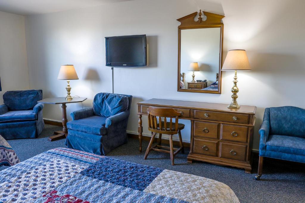Lighthouse Inn - Two Rivers - Queen Room With Two Queen Beds Park View