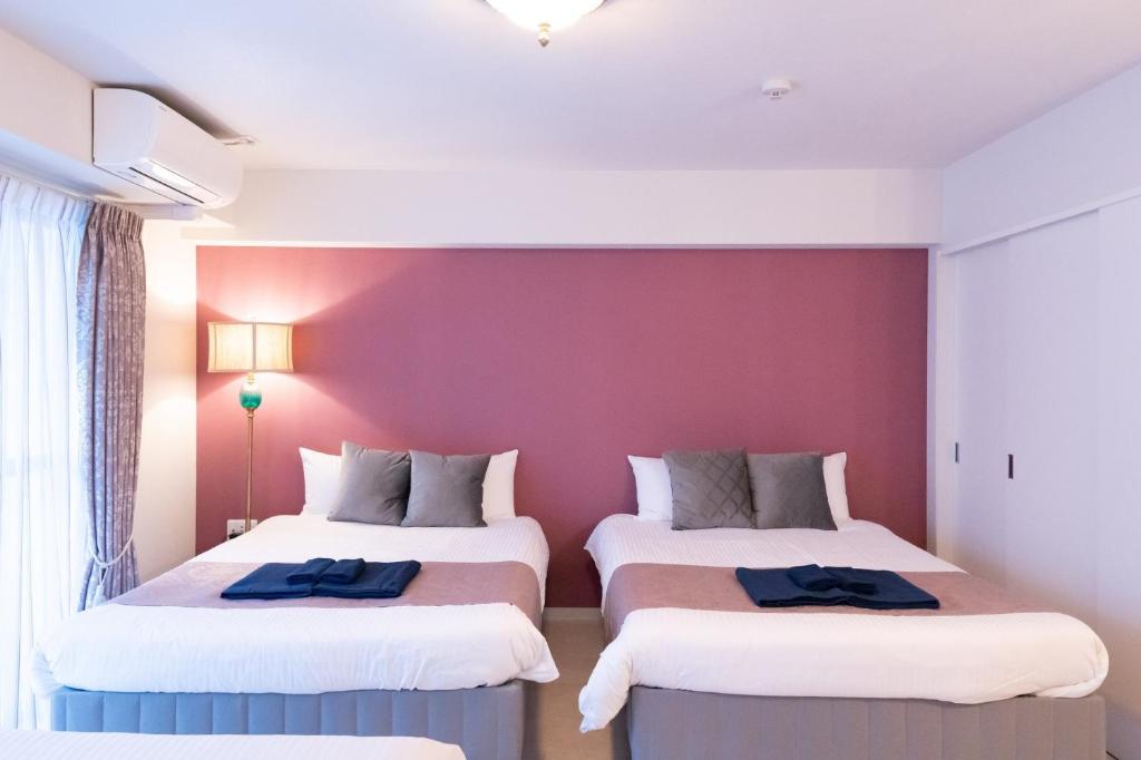 A bed or beds in a room at Fuchsia - Vacation STAY 78249v