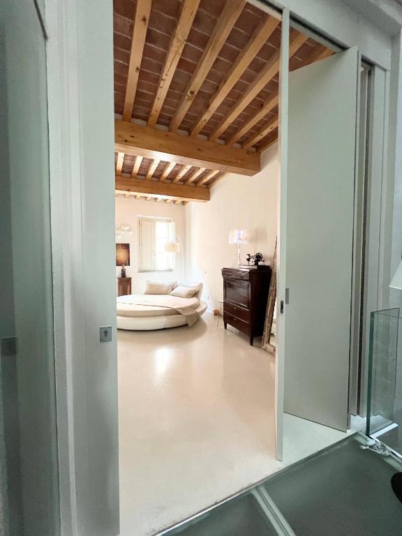 Postel nebo postele na pokoji v ubytování Luxury Tower House in heart of Pisa