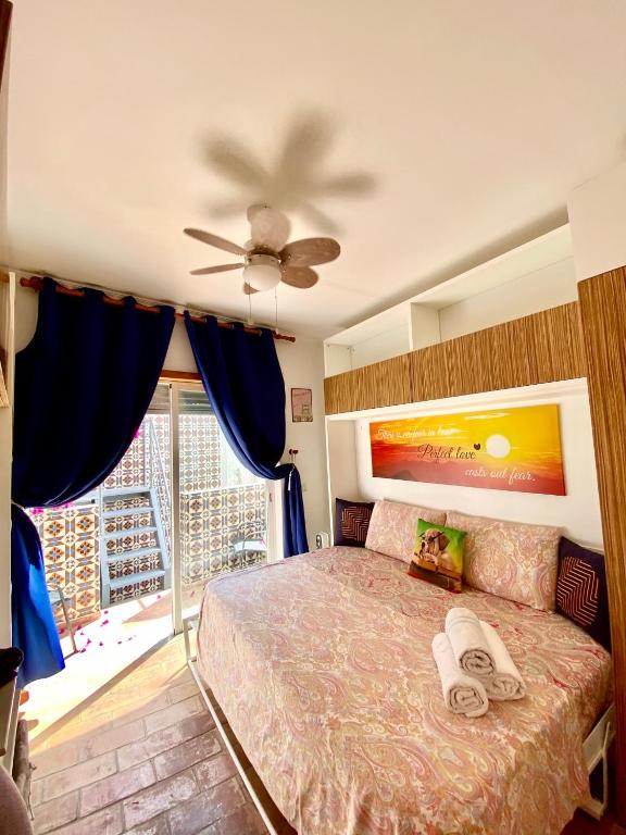 Postel nebo postele na pokoji v ubytování Zenit Budget Basicinn B&B Olhao ext prive bathroom