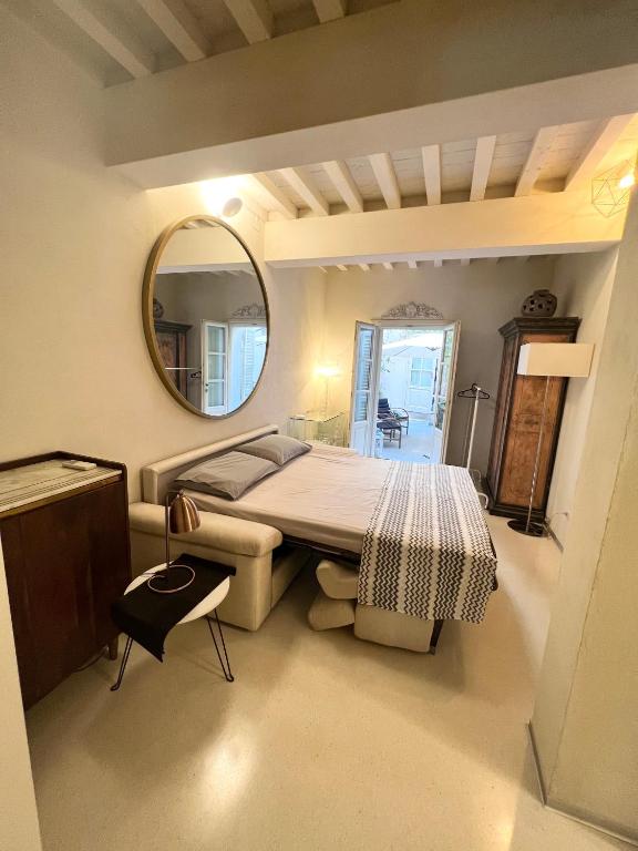 Postel nebo postele na pokoji v ubytování Luxury Tower House in heart of Pisa