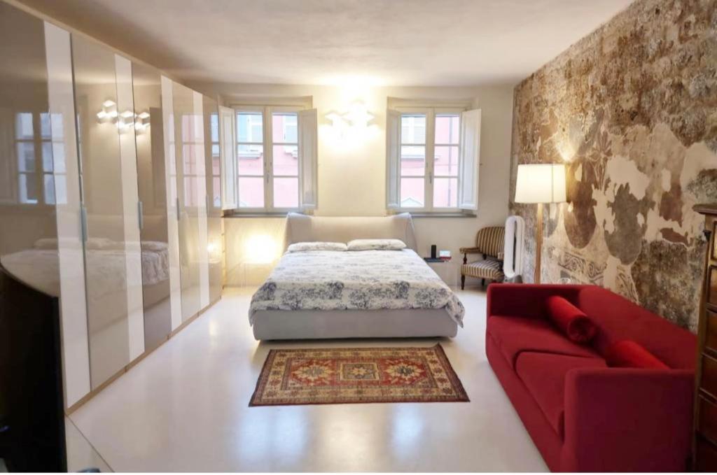 Luxury Tower House in heart of Pisa tesisinde bir odada yatak veya yataklar