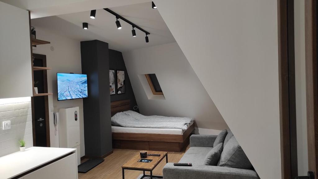 een woonkamer met een bed en een bank bij Dva Jelena in Divčibare