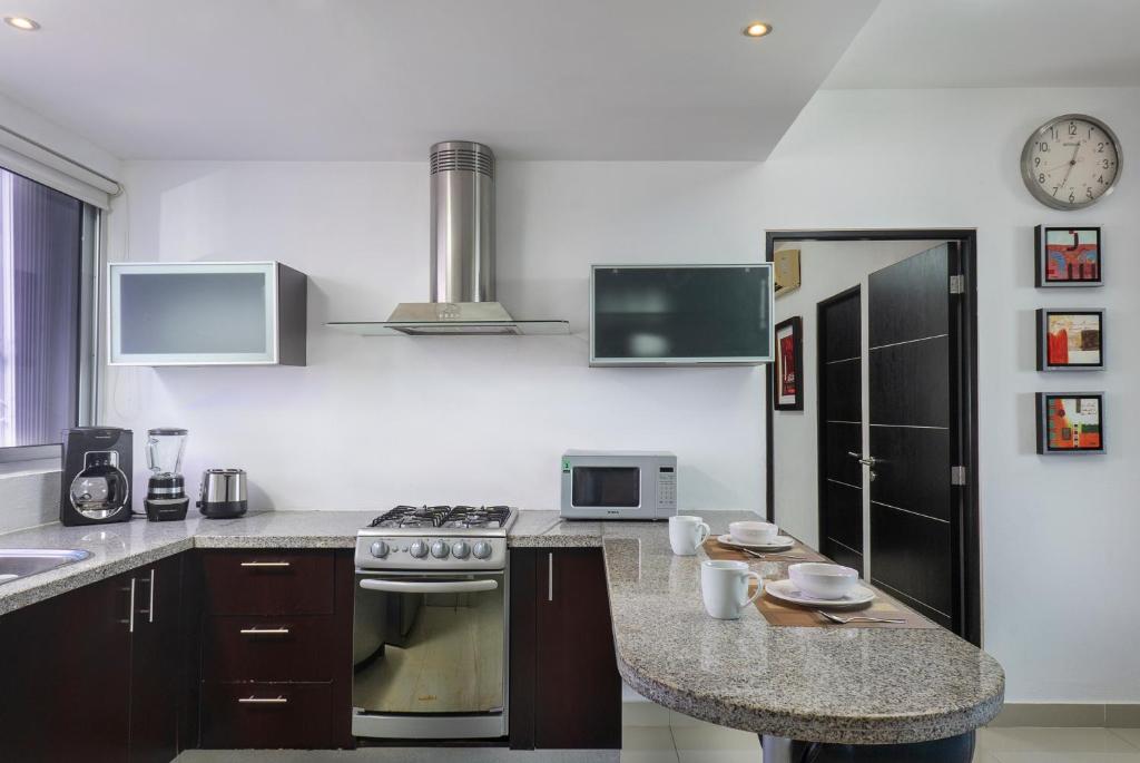 A cozinha ou cozinha compacta de Suites Malecon Cancun