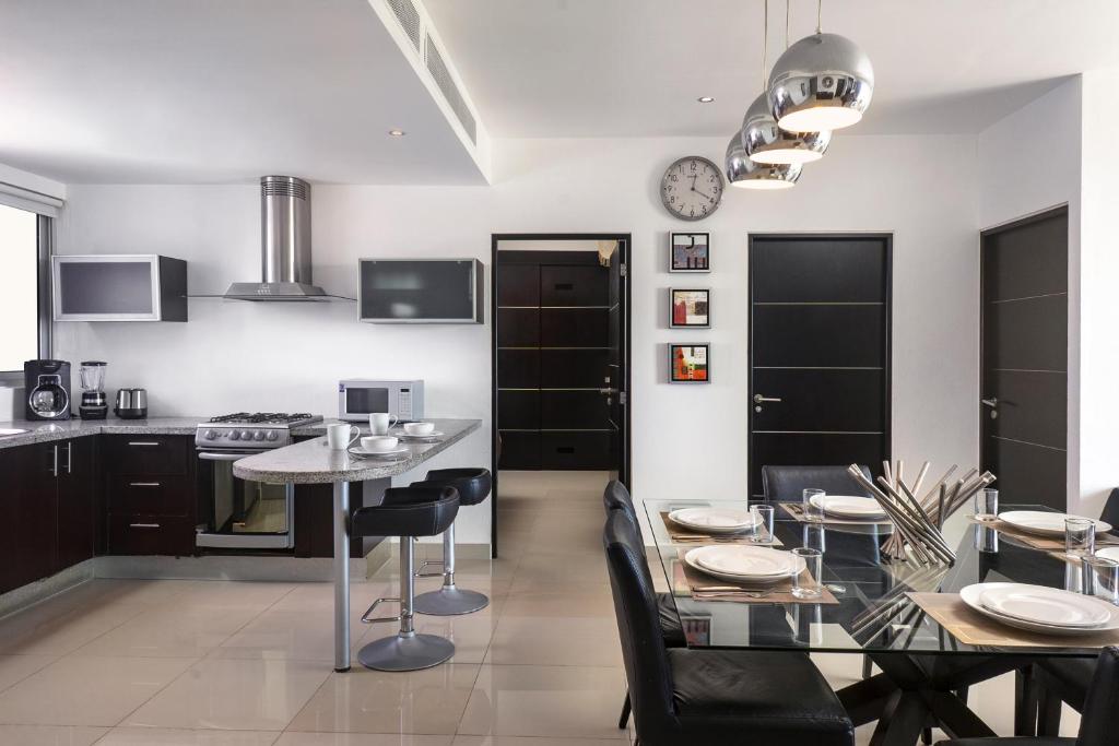 A cozinha ou cozinha compacta de Suites Malecon Cancun