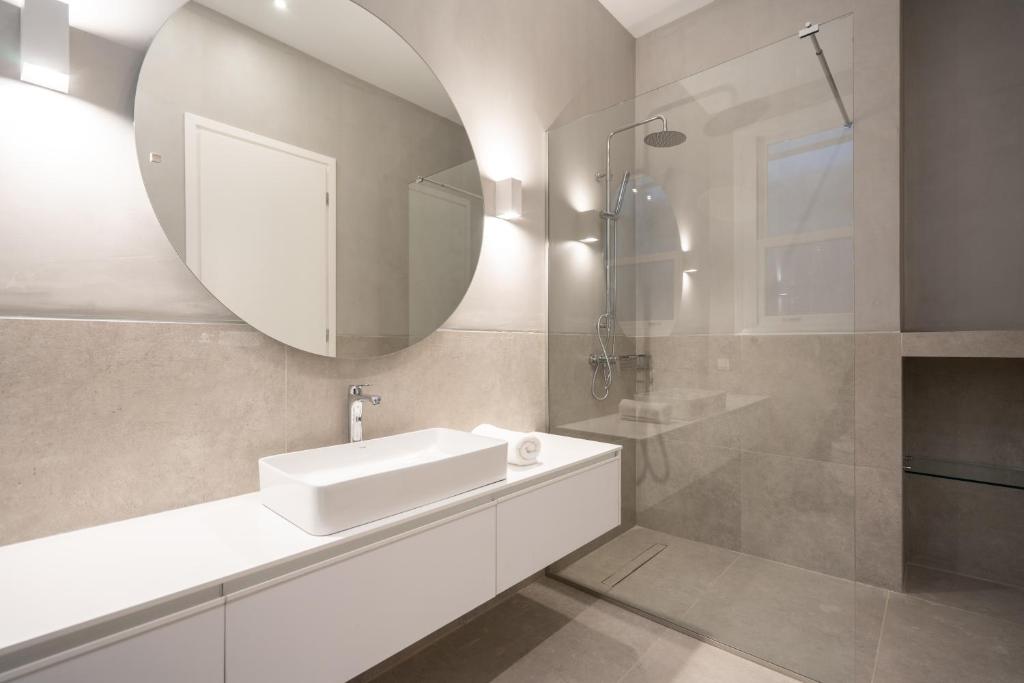 Kúpeľňa v ubytovaní Upscale Athens Luxury Penthouse