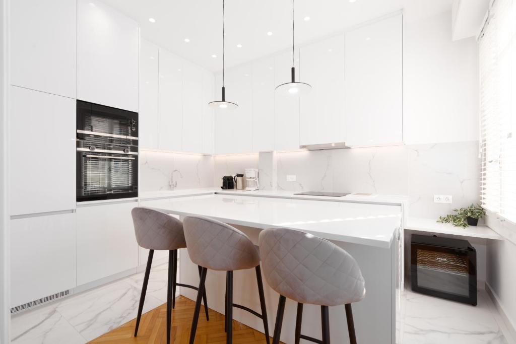 Kuchyňa alebo kuchynka v ubytovaní Upscale Athens Luxury Penthouse