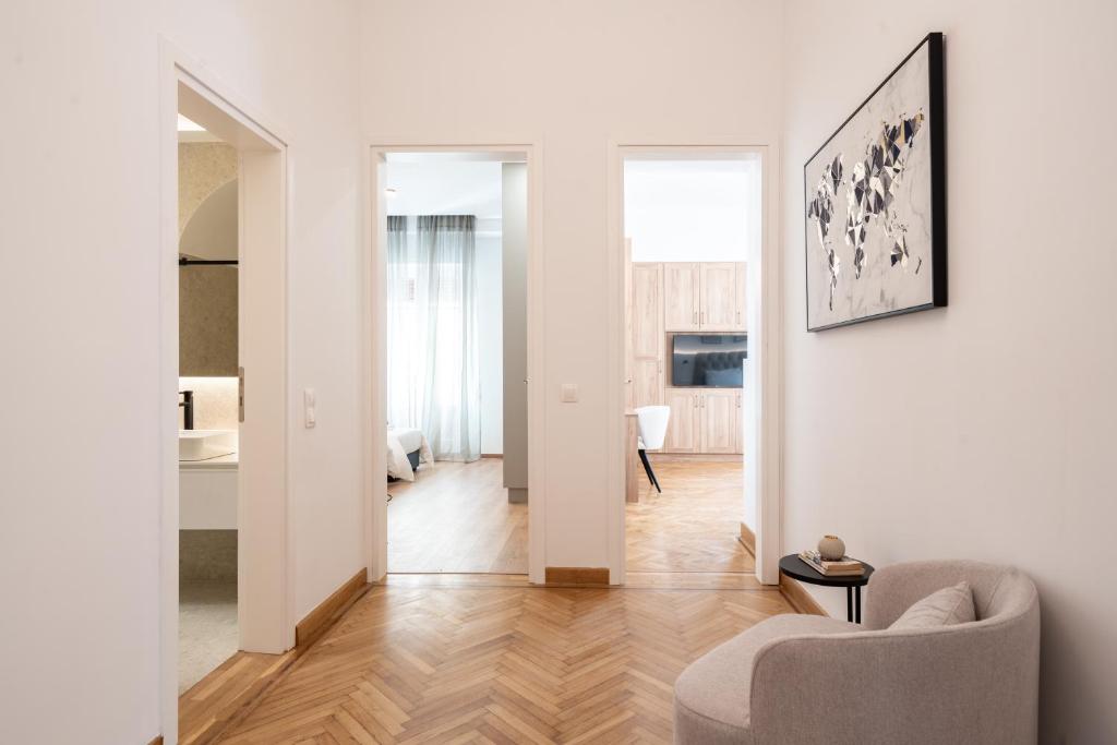 Televízia a/alebo spoločenská miestnosť v ubytovaní Upscale Athens Luxury Penthouse