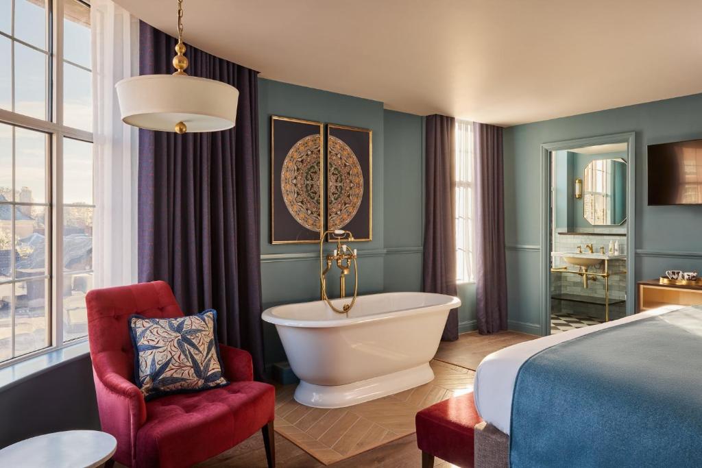 
King Suite with Tub
