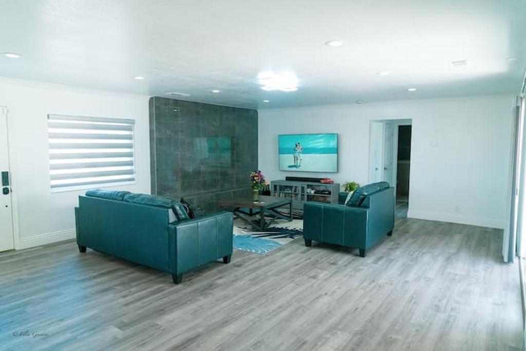 Sala de estar con 2 sofás azules y TV en Stylish & Spacious House for Ultimate Relaxation!, en Tracy